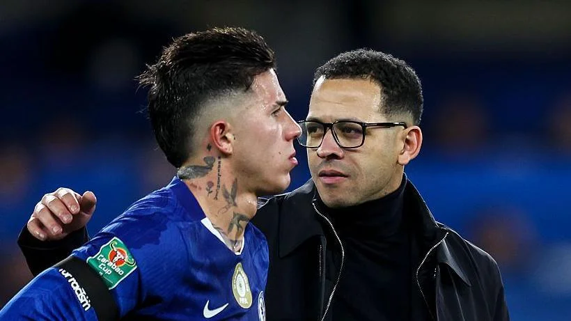 Enzo Fernandez talking to Chelsea manager Liam Rosenior.