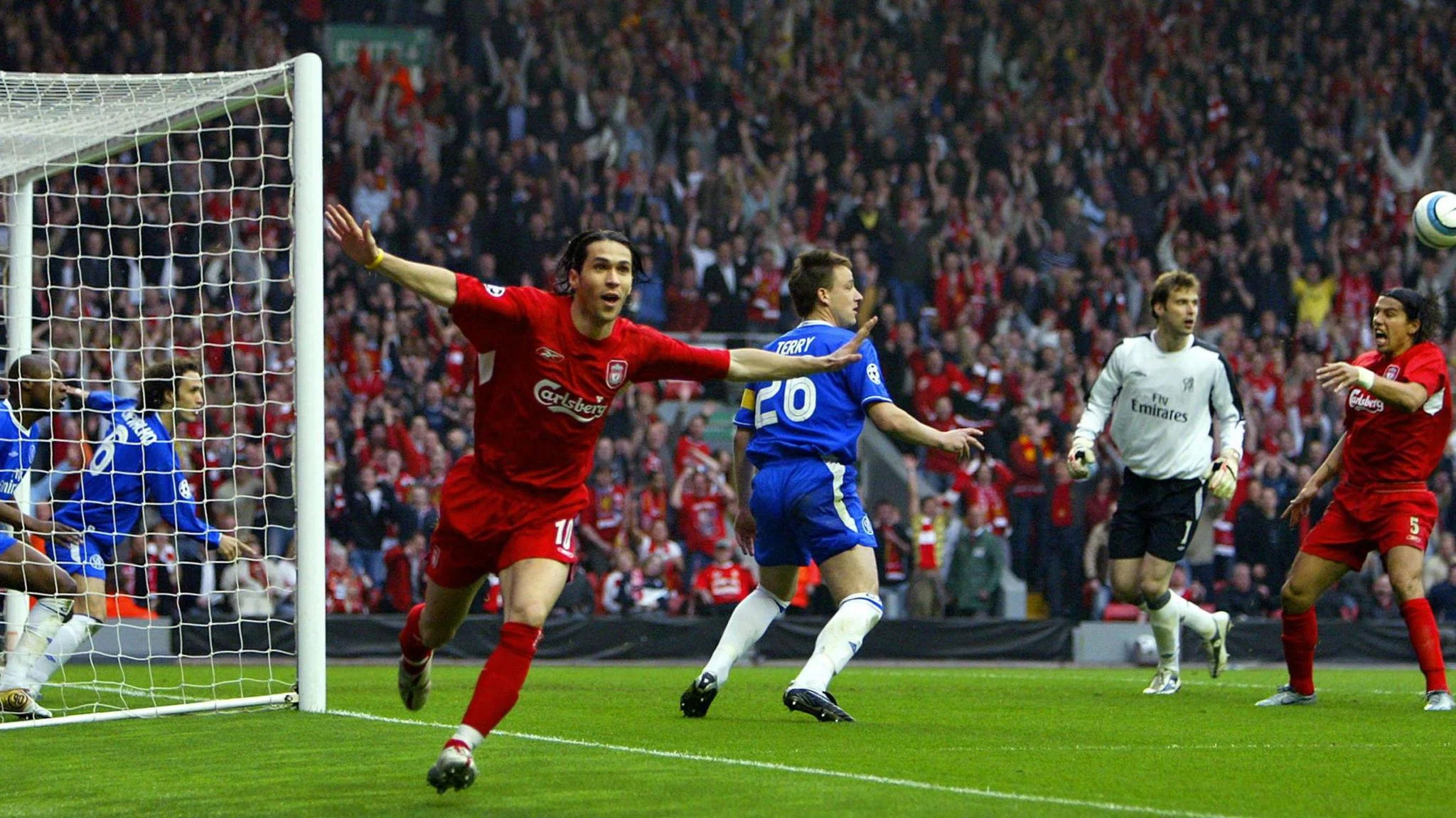 Liverpool's Luis Garcia (C) celebrates scoring a goal as Chelsea's William Gallas (L) tried to clear the ball alongside Ricardo Carvalho (2nd L) in the goal while John Terry (C back) and goalkeeper Petr Cech (2nd R) and Milan Baros (R) look on
